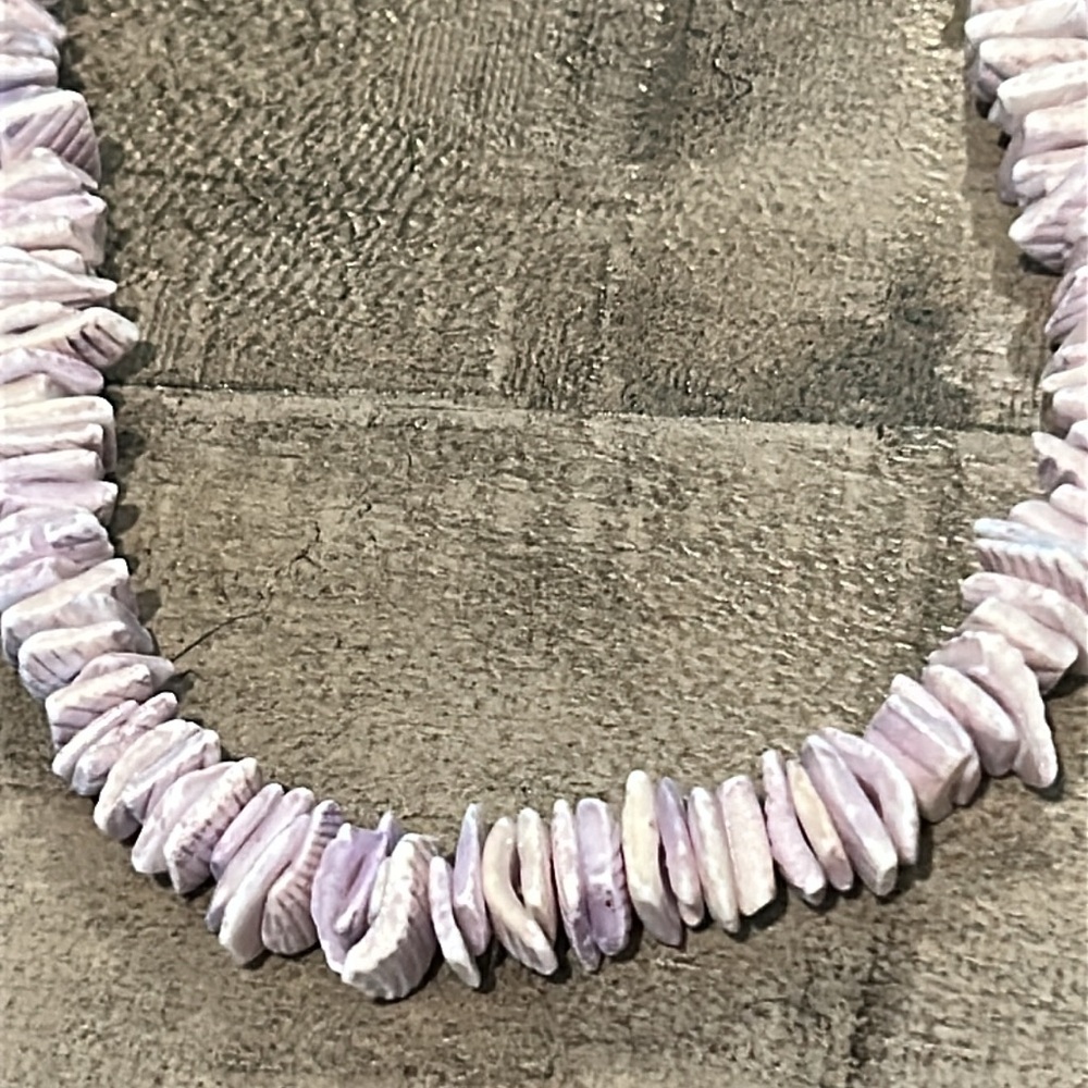 2 Shell Necklaces Different Colors Pink and Purple/Lavender Barrel Close - Picture 6 of 6